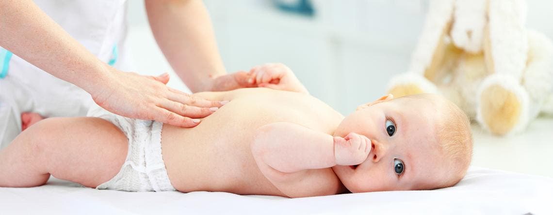 aliviar al bebé con un masaje anticólicos