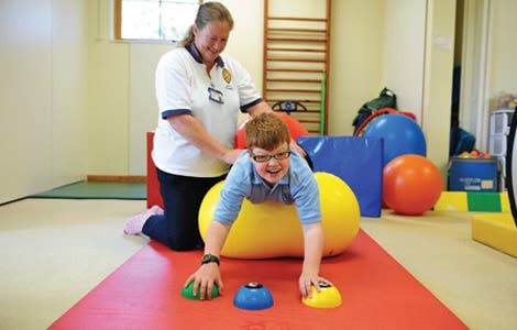 Sesión de rehabilitación en paciente con TCE