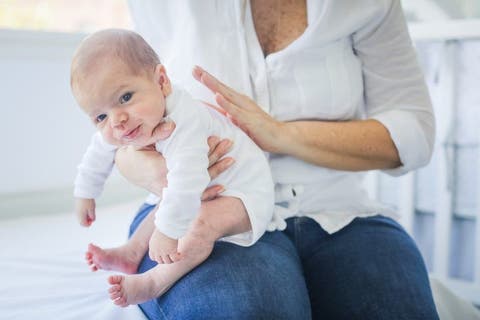 Posturas Para Sacarle Los Gases Al Bebe Fisioonline
