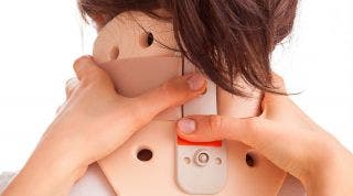 Esguince cervical ¿Se debe usar el collarín cervical? 