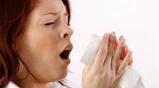 ¿Cómo estornudar sin hacerte daño en la espalda?