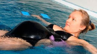 Reduce los dolores del embarazo con ejercicios en piscina para embarazas