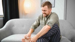 Causas Emocionales y de Estrés en la Fascitis Plantar: Cómo un Tratamiento Integral Puede Ayudarte