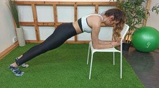 8 Ejercicios de Pilates que puedes realizar en casa con una silla 8 Ejercicios de Pilates que puedes realizar en casa con una silla