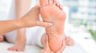 Pie plano y pie cavo: qué son, causas y tratamiento