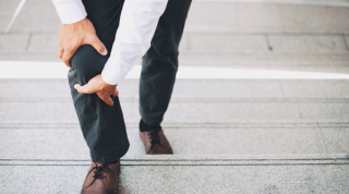 ¿Por qué el dolor de rodilla aparece al subir escaleras pero no al caminar?