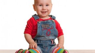 Observo que mi bebé tiene las piernas arqueadas o en X ¿ Es esto normal por su edad? ¿Se puede hacer algo para corregirlo? 