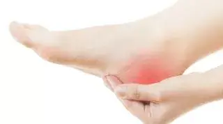 Espolón calcáneo: cómo aliviar el dolor del talón desde casa y prevenir su aparición desde un enfoque funcional y corporal completo