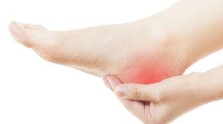 Espolón calcáneo: cómo aliviar el dolor del talón desde casa y prevenir su aparición desde un enfoque funcional y corporal completo