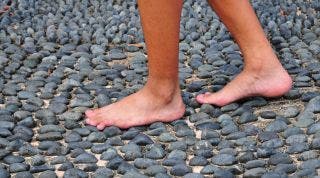 5 virtudes y motivos para caminar descalzos