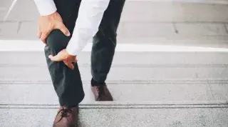 ¿Por qué el dolor de rodilla aparece al subir escaleras pero no al caminar?