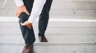 ¿Por qué el dolor de rodilla aparece al subir escaleras pero no al caminar?