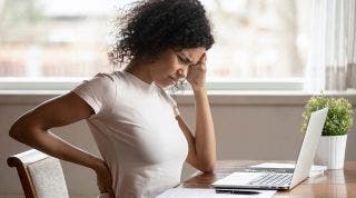 ¿Por qué me duele la espalda alta cuando estoy estresado o ansioso?