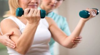 ¿Por qué notas pérdida de fuerza en el hombro sin haberte lesionado?