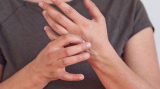 ¿Qué significa despertarse con las manos dormidas cada mañana?