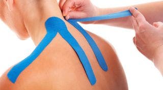 Técnicas de vendaje neuromuscular para aliviar el dolor de escápulas