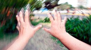 ¿Por qué mis vértigos empeoran en lugares con mucha luz o ruido?