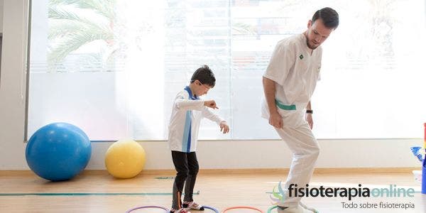 ¿Cómo se reeduca la marcha en casos de necrosis avascular de cadera?