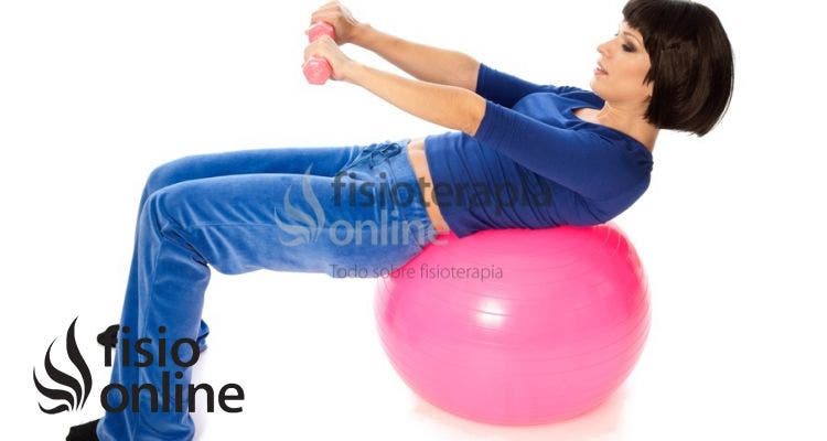 Clase de pilates básica con pelota pequeña 