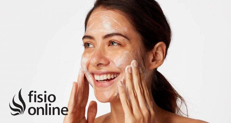 Doble limpieza facial: qué es, cómo hacerla y productos según tu tipo de  piel