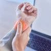 Cómo aliviar las manos dormidas por túnel carpiano con tratamientos naturales