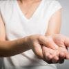 ¿Cómo mejorar el dedo en resorte y aliviar su dolor?