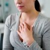 Dolor punzante en el pecho al moverte o abrazar: ¿qué puede estar pasando?