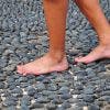 5 virtudes y motivos para caminar descalzos