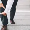 ¿Por qué el dolor de rodilla aparece al subir escaleras pero no al caminar?