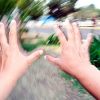 ¿Por qué mis vértigos empeoran en lugares con mucha luz o ruido?