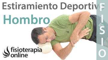 Estiramientos deportivos para relajar la zona posterior del hombro