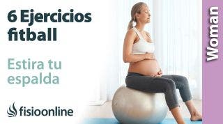 6 ejercicios con fitball en el embarazo para estirar tu espalda. Aprende a realizarlos en casa.