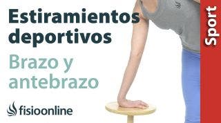 Estiramientos deportivos para relajar la zona posterior del brazo y antebrazo