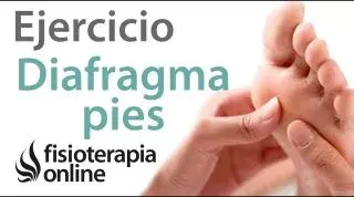 11.Ejercicio de respiración diafragmática con pelotas en los pies.