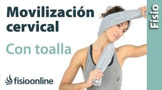 Ejercicio de movilización suave de cervicales con una toalla.